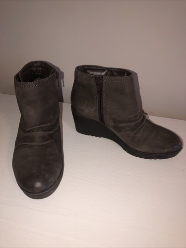 Women boots size 5 - boots,