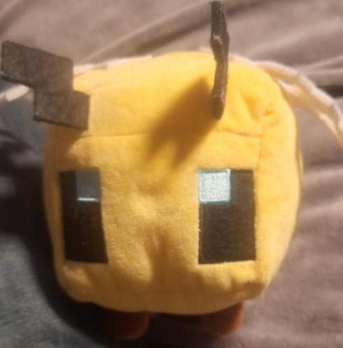 Mojang studios minecraft bee - studios,