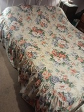 VINTAGE/RETRO  QUILTED FLORAL  DOUBLE BEDSPREAD WITH FRILLED EDGE.