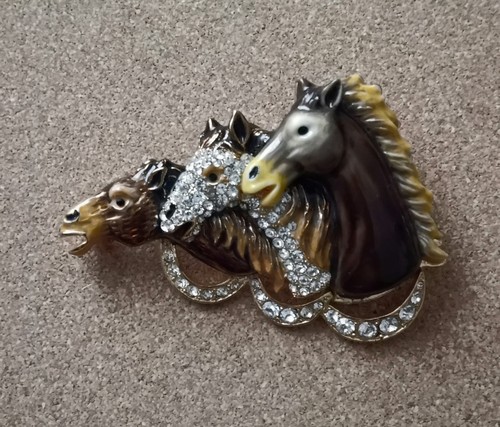 Large horse brooch goldtone - large,