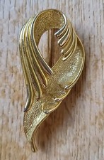 VINTAGE SPHINX NUMBERED GOLD TONE METAL SWIRLED DESIGN BROOCH SIGNED A1993
