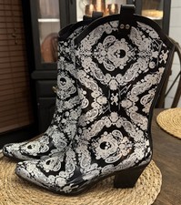 Pointed Toe Rain Boot With