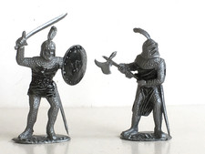 2 x TIMPO / TOYWAY 1980's. MEDIEVAL FOOT KNIGHTS.  1/32 PLASTIC SOLDIERS