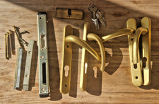 x2 Pair of Brass UPVC Door Handles with 5 lever Lock and Keys