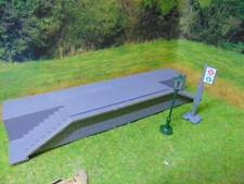 Hornby ~ R.507 Platform Steps with gas lamp & bus stop sign ~ OO REF5400