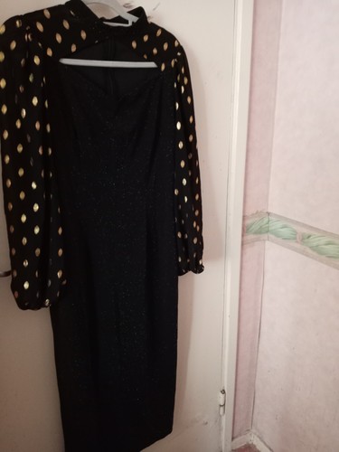 Black and dotted - gold, oval