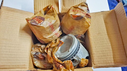 Full set new pistons - new, with