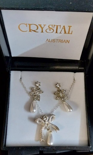 Crystal pearl pendant necklace - pearl,