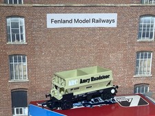 Lima L305636 OO Gauge Model Railway ARC Roadstone PGA Hoper Wagon