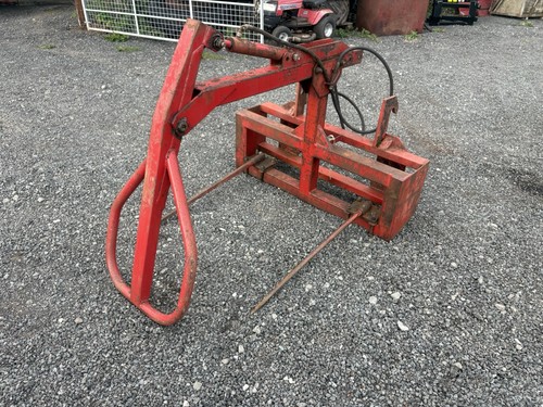 Universal tractor bale squeeze - bale,