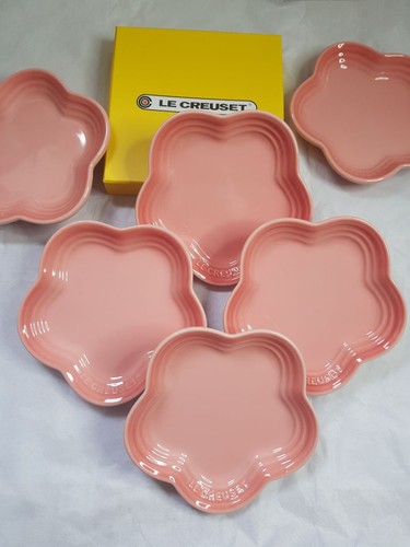 Crueset set plates in - of, 6
