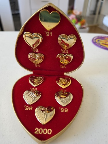 Small gold metal heart - metal, heart-shaped