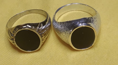 Two gents signet rings - two,