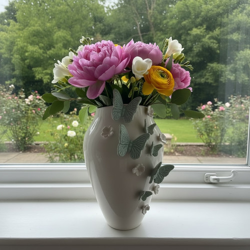 Next large butterfly - 3d, vase