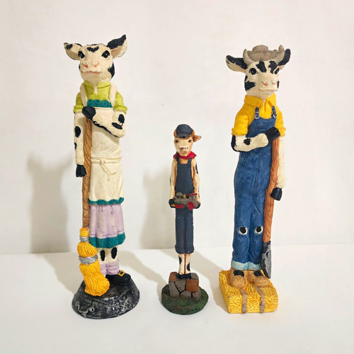 Vintage set resin cow - of,
