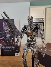 Hot Toys MMS352 Terminator Genisys Endoskeleton 1/6 Figure with 2 Plasma rifles
