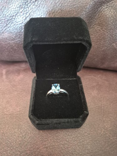 Beautiful solid hallmarked 9ct - beautiful,