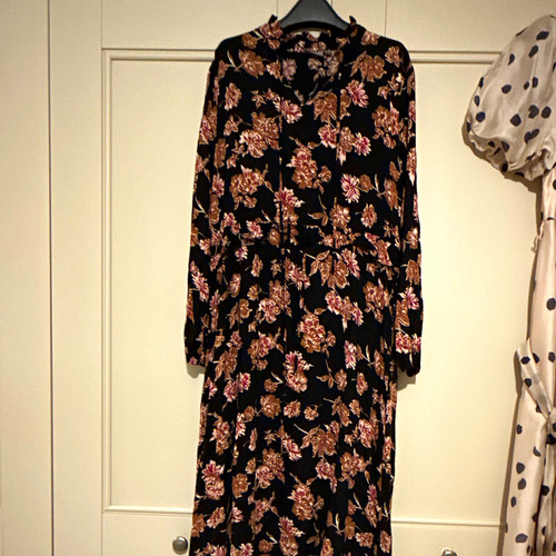 Young black pink floral - &,