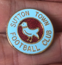 RARE OLD SUTTON TOWN F.C. ROUND CREST  ENAMEL PIN BADGE BY W.REEVES