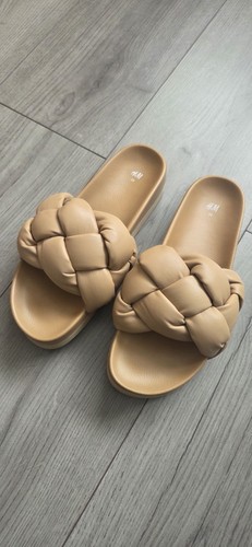 M sandles - h, &m