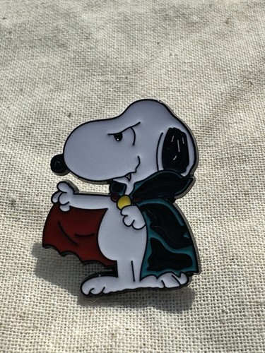 Snoopy dracula pin badge - as,