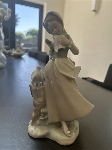 Lladro girl with doves - lladro,
