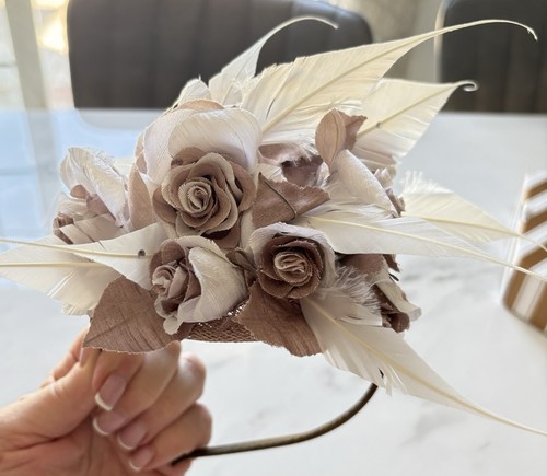 Taupe white silk feather - white,