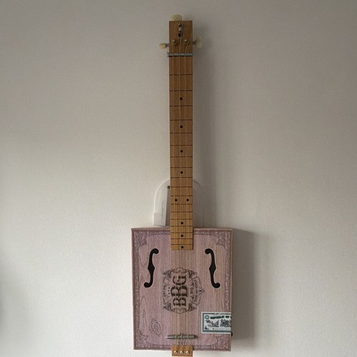 String cigar box guitar - 3-string,
