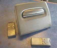 2004 VOLVO SAT NAV MOTORISED SCREEN 30656245-1 WITH 2 REMOTES+ DASH SPEAKER