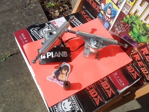 Plan pair skateboard trucks - ,