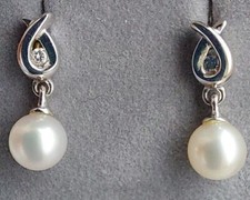 18Ct White Gold Diamond Pearl