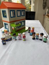 Happyland Large Hospital & Sounds 12 People Staff Patients Visitors & Ambulance