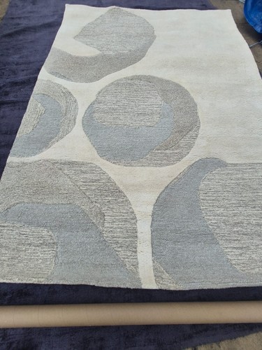 Wool rug hand tufted - hand,