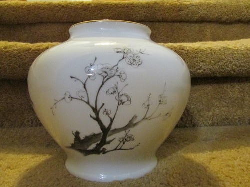Okura porcelain vase - okura, japan