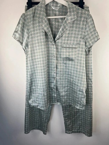 Satin pyjama set size - set,
