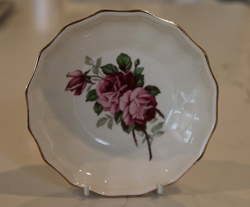 Pretty vintage sandland ware - pretty,
