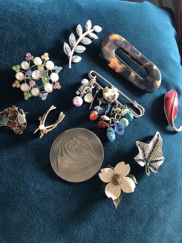 Job lot mixed brooches - lot,