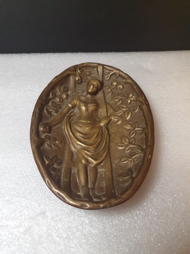 Antique bronze eve picking - bronze,