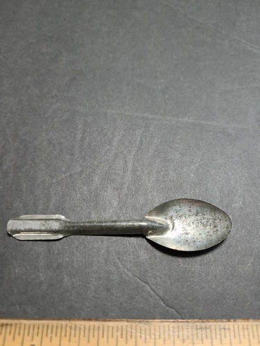 Vintage unmarked 1900s tin - unmarked,