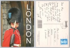 c32782 Guardsman in bearskin hat London  England  postcard 1996 stamp