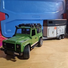 BRUDER Land Rover Defender