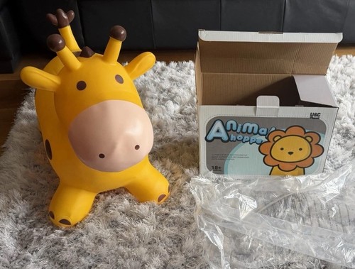 Giraffe hopper sit - , on