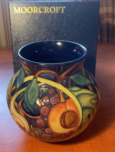 Stunning moorcroft queen - moorcroft, queen's