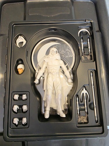 Mezco one collective moon - one:12,