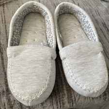 Women’s Totes Isotoner  Slippers Size 6 Grey 