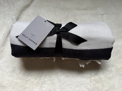 Bnwt kelly hoppen throw - x,