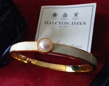 Halcyon Days Bangle skinny cream faux pearl gold plated signed + pouch and box