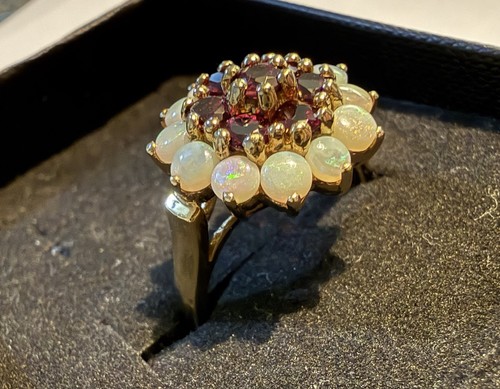 Vintage 9ct yellow - yellow, opal