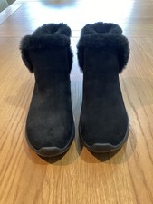 Gorgeous Skechers GoGa Max Ladies Black Fur Lined Boots Size 4