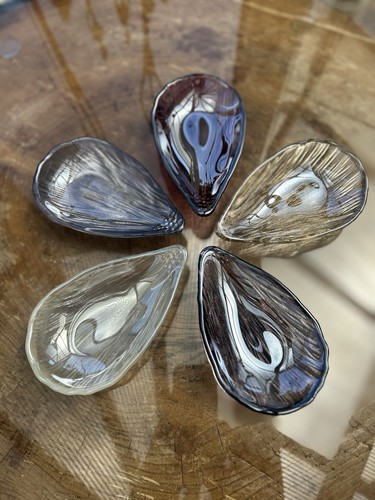 Iridescent glass clam - iridescent,